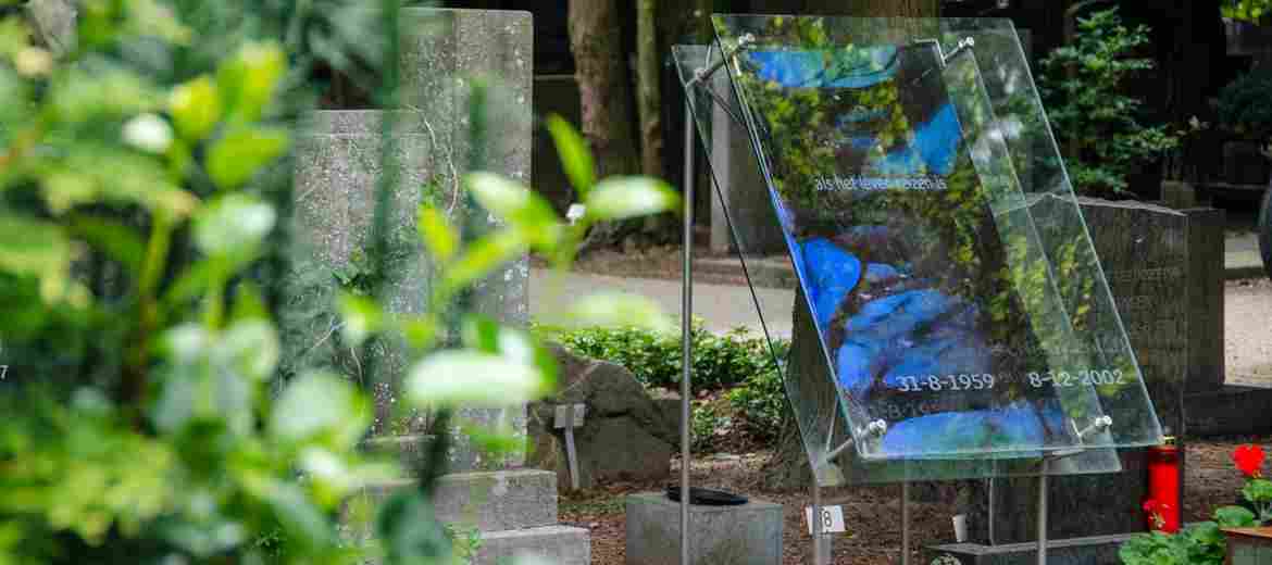 Afscheidsglas maakt glazen grafmonumenten